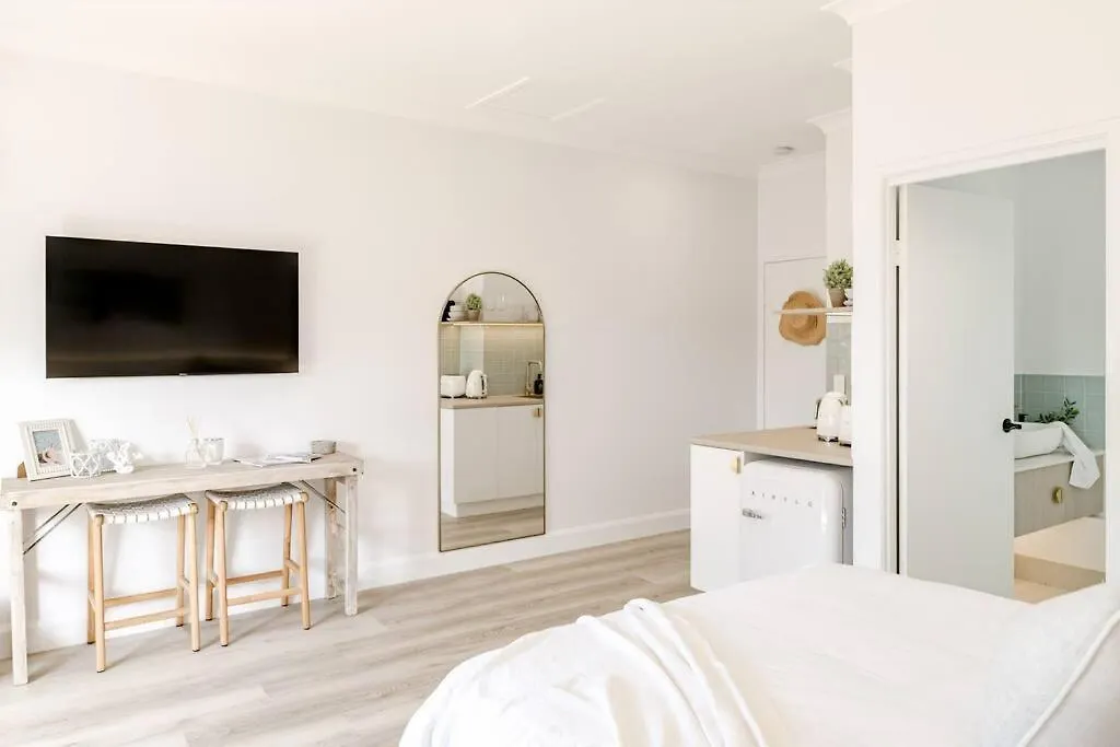 Coastal Luxe Suite With Pool ~ Walk To Noosa River Noosaville 0*,